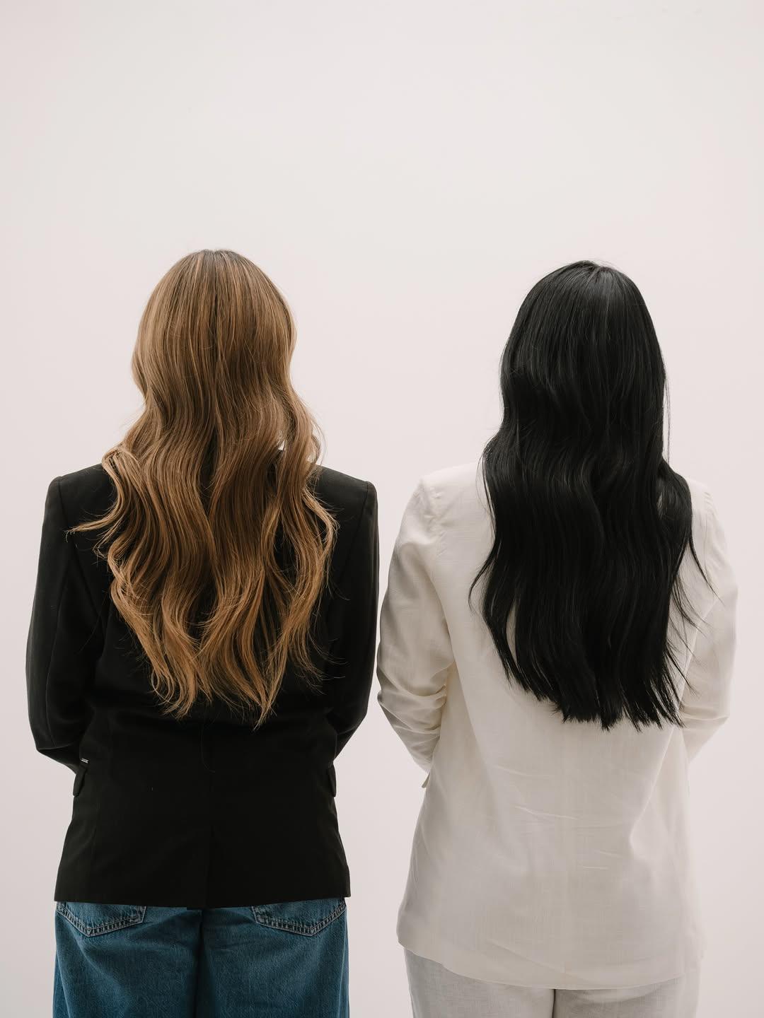 Dos modelos de espaldas, una con melena miel ondulada y otra con cabello negro largo