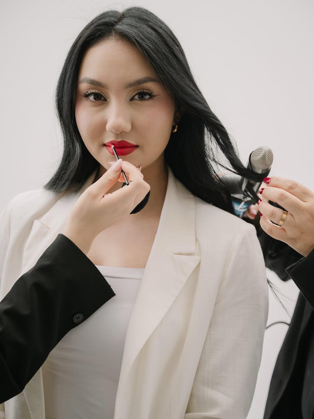 Modelo de cabello negro con labios rojos
