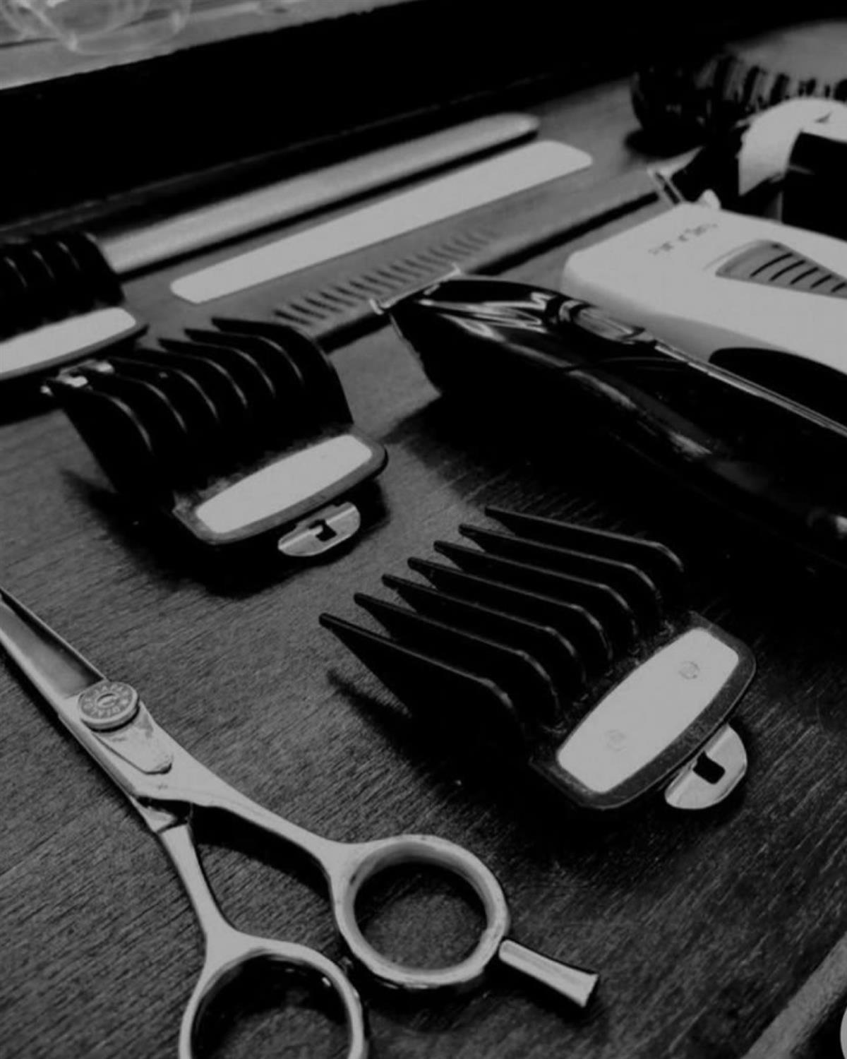 Máquinas, peines y tijeras sobre la mesa del barbero