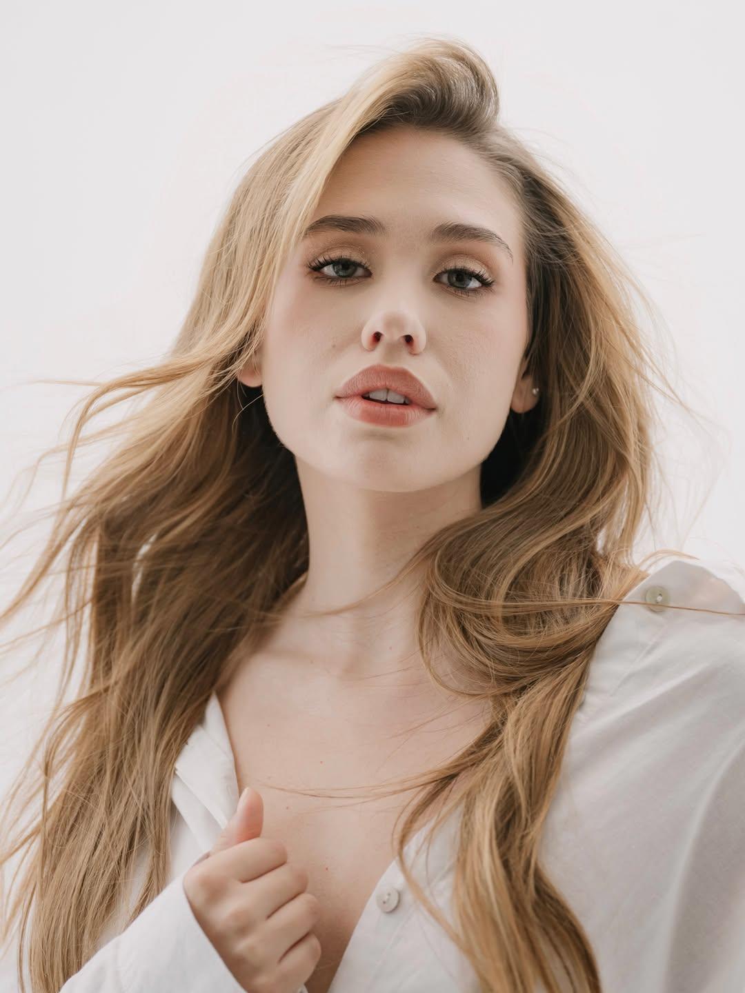 Retrato de una modelo de ondas miel con camisa blanca