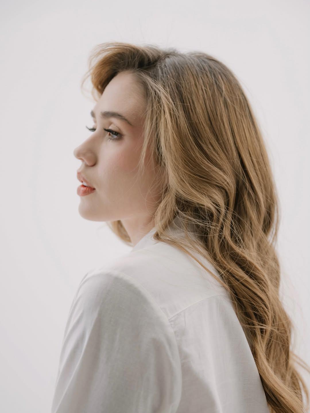 Modelo de perfil con ondas miel