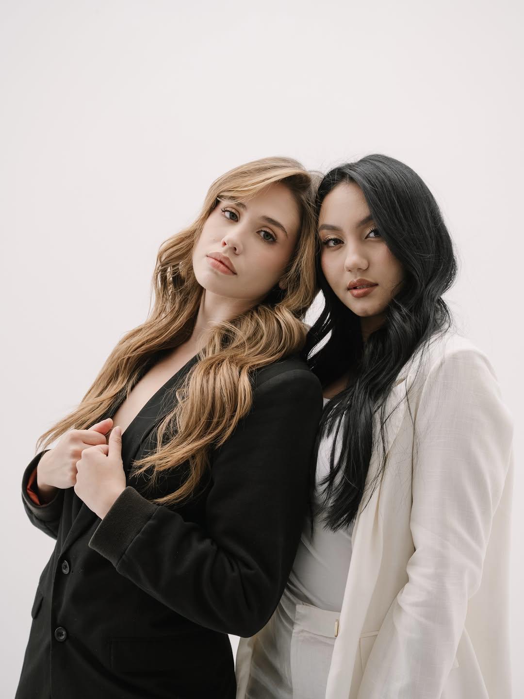 Dos modelos de la campaña de Peluquería Rodrigo, una con melena miel ondulada y otra con cabello negro largo
