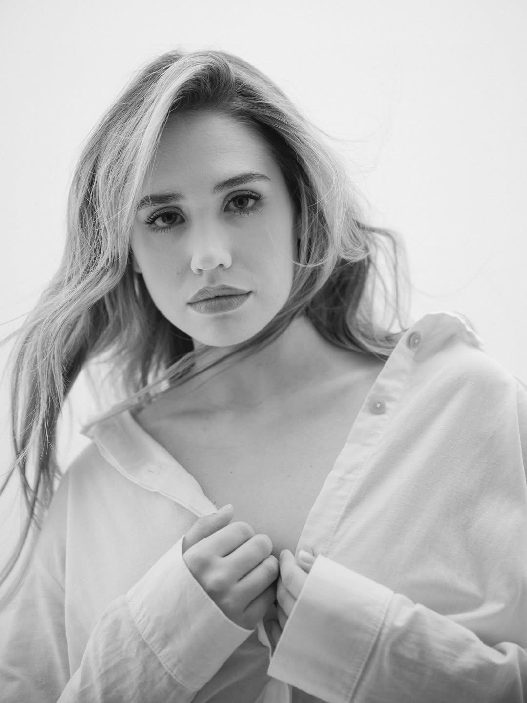 Retrato en blanco y negro de una modelo con camisa blanca
