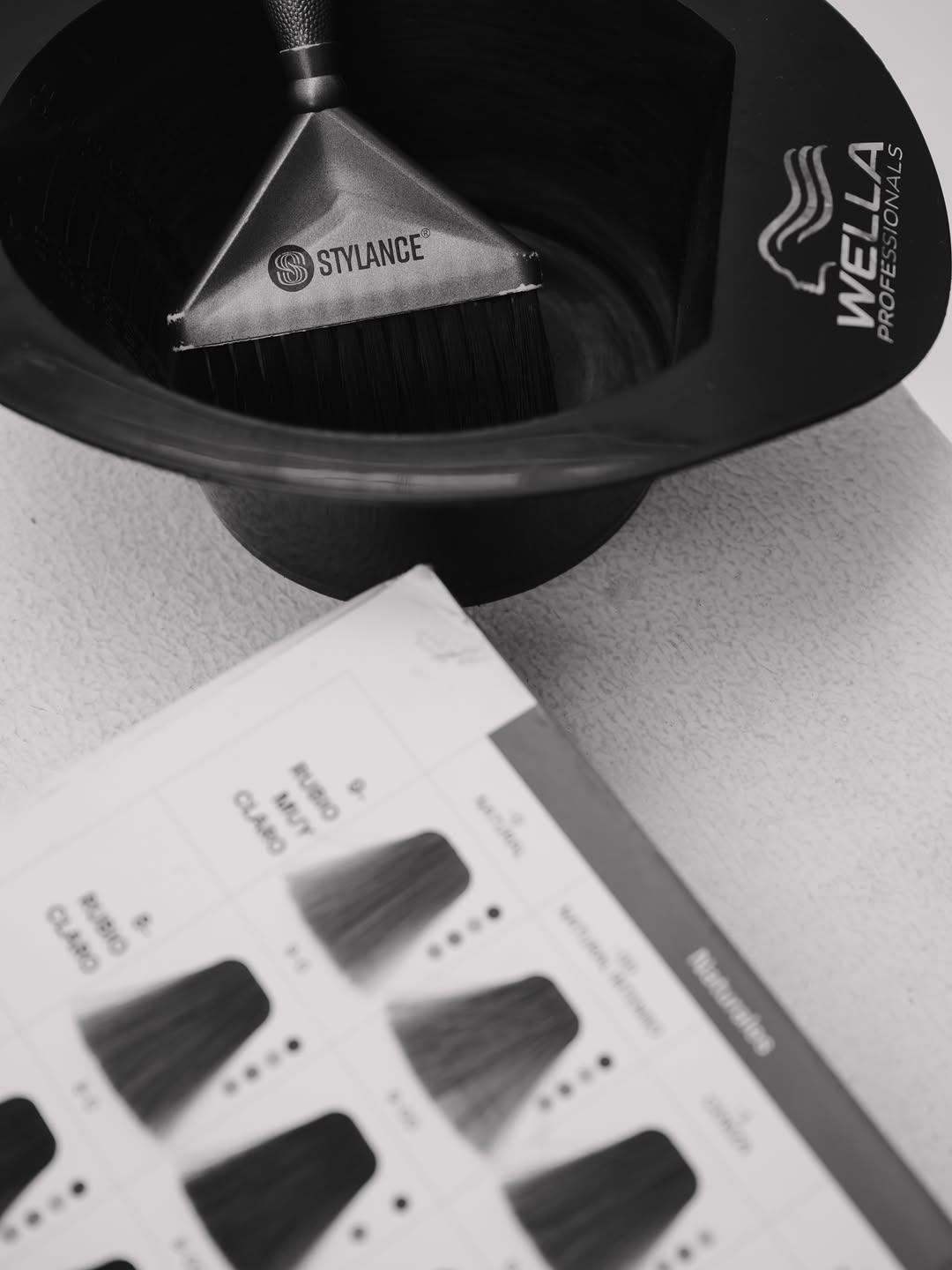 Gorra y carta de color de Wella sobre la mesa